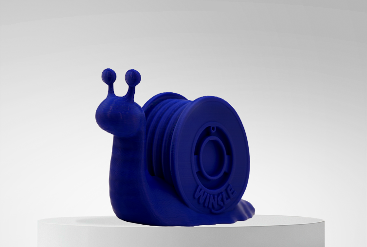 Figura impresa en 3D con Filamento PLA HD Winkle 1,75mm Azul Royal 1kg sobre plataforma y fondo gris