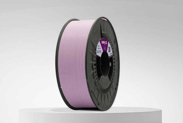 PLA Pastel Winkle HD Filament Spule 1,75mm Soft Lilac 1kg auf einer Plattform und grauer Unterlage