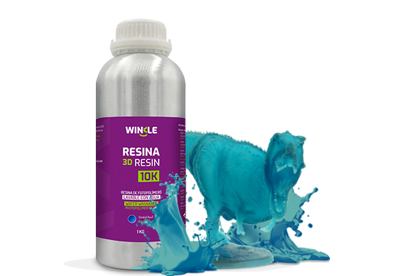 Bote de Resina 3D Lavable 10K Winkle Cristal Azul 1kg junto a figura impresa en 3D con ese material y su envase sostenible y reutilizable