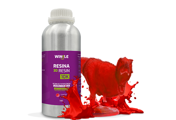 Bote de Resina 3D Lavable 10K Winkle Cristal Rojo 1kg junto a figura impresa en 3D con ese material y su envase sostenible y reutilizable