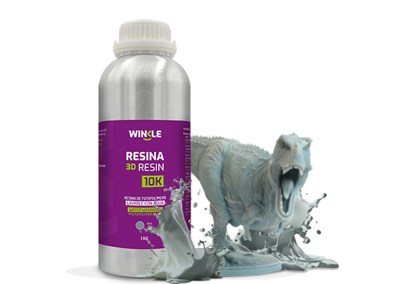 Bote de Resina 3D Lavable 10K Winkle Gris 1kg junto a figura impresa en 3D con ese material y su envase sostenible y reutilizable