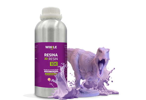 Bote de Resina 3D Lavable 10K Winkle Morado 1kg junto a figura impresa en 3D con ese material y su envase sostenible y reutilizable