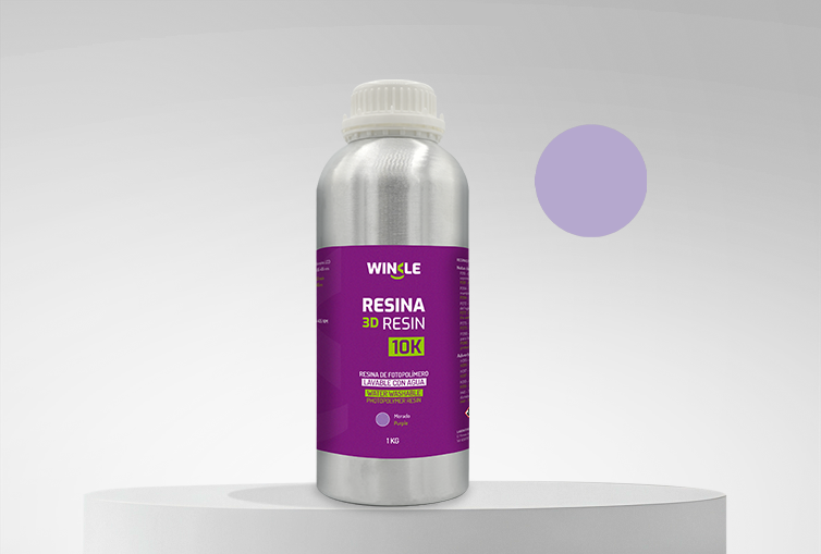 Bote de Resina 3D Lavable 10K Winkle Morado 1kg sobre una plataforma y fondo gris