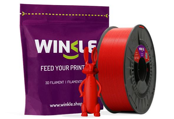 Doypack de la bobina de FilamentoPETG Winkle 1,75mm Rojo Diablo 300g junto a figura impresa en 3D con ese material y su envase sostenible y reutilizable