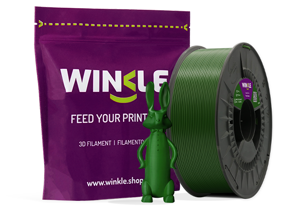 Doypack de la bobina de Filamento PETG Winkle 1,75mm Verde Pino 300g junto a figura impresa en 3D con ese material y su envase sostenible y reutilizable